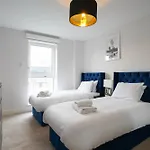 Serenity By The Water: 3 Bed 3 Bath West London - Parking