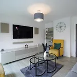 Serenity By The Water: 3 Bed 3 Bath West London - Parking
