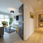 Serenity By The Water: 3 Bed 3 Bath West London - Parking