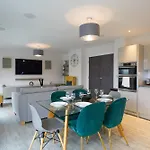 Serenity By The Water: 3 Bed 3 Bath West London - Parking