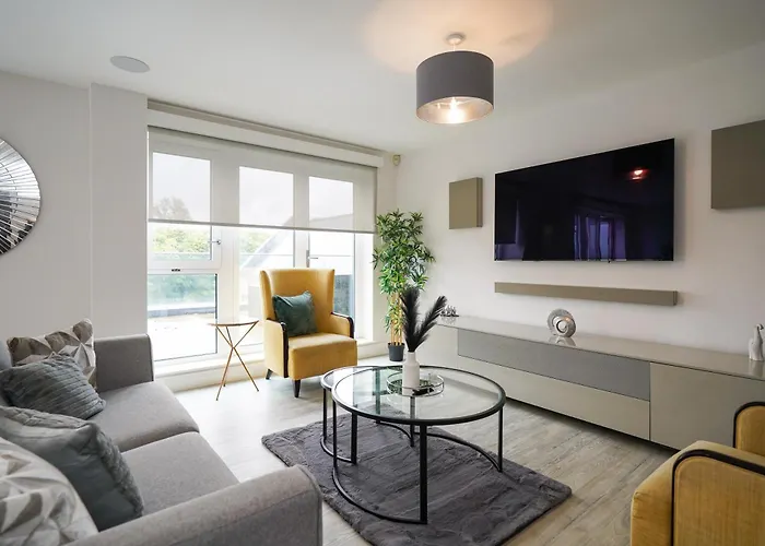 Serenity By The Water: 3 Bed 3 Bath West London - Parking