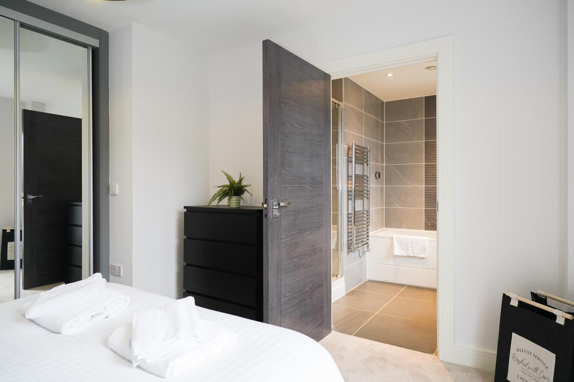 Serenity By The Water: 3 Bed 3 Bath West - Parking * Londra