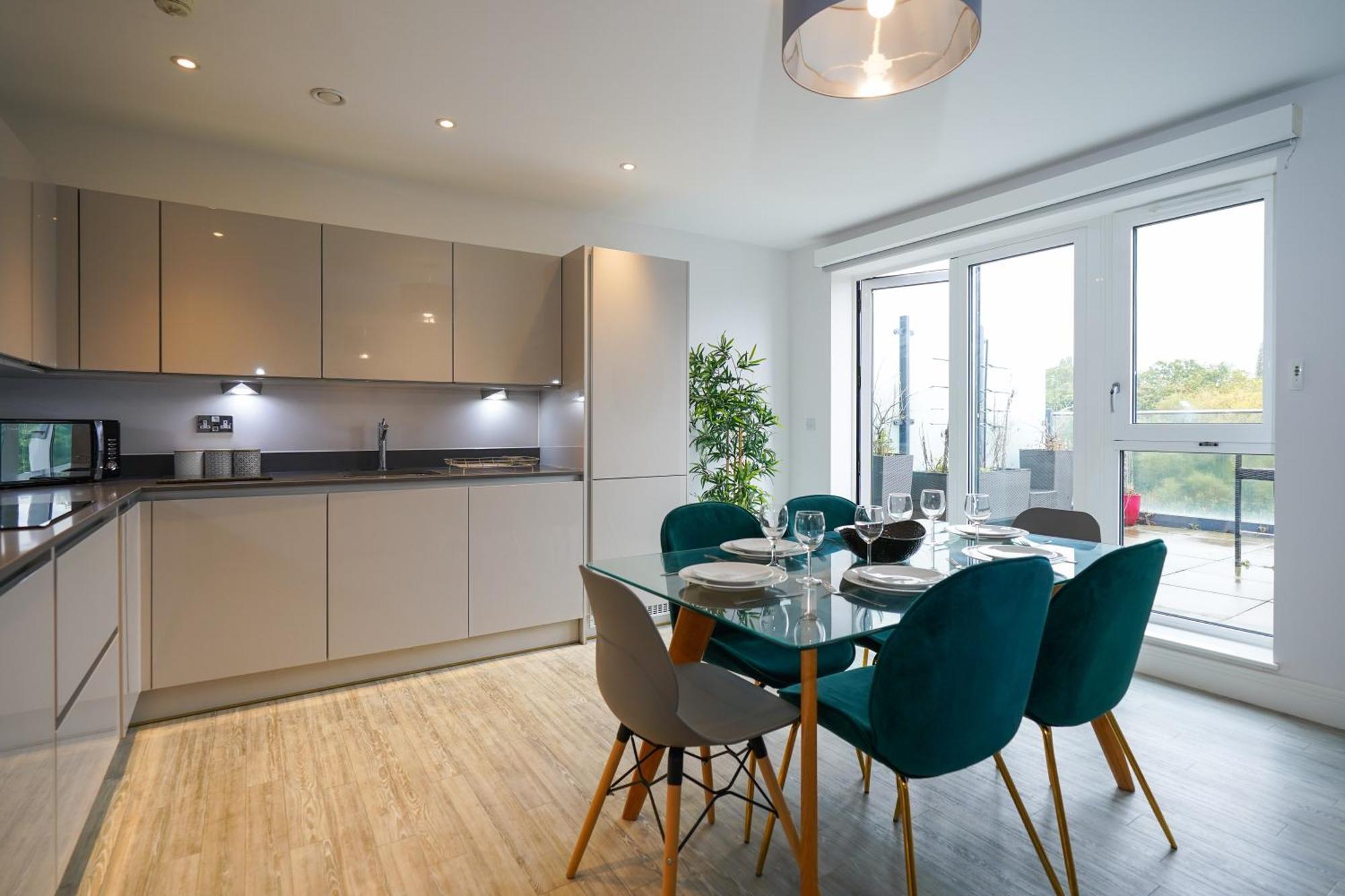 Serenity By The Water: 3 Bed 3 Bath West - Parking Appartamento Londra