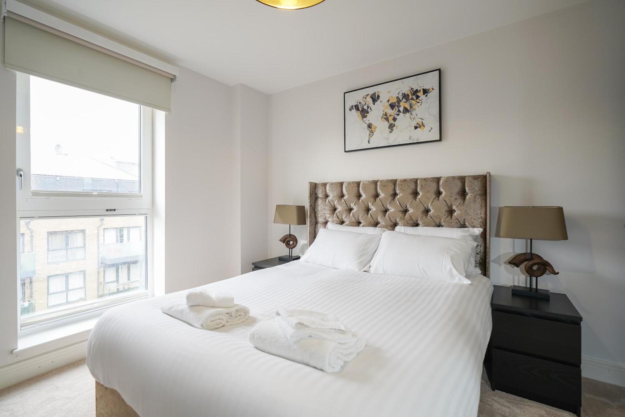 Serenity By The Water: 3 Bed 3 Bath West - Parking Appartamento Londra