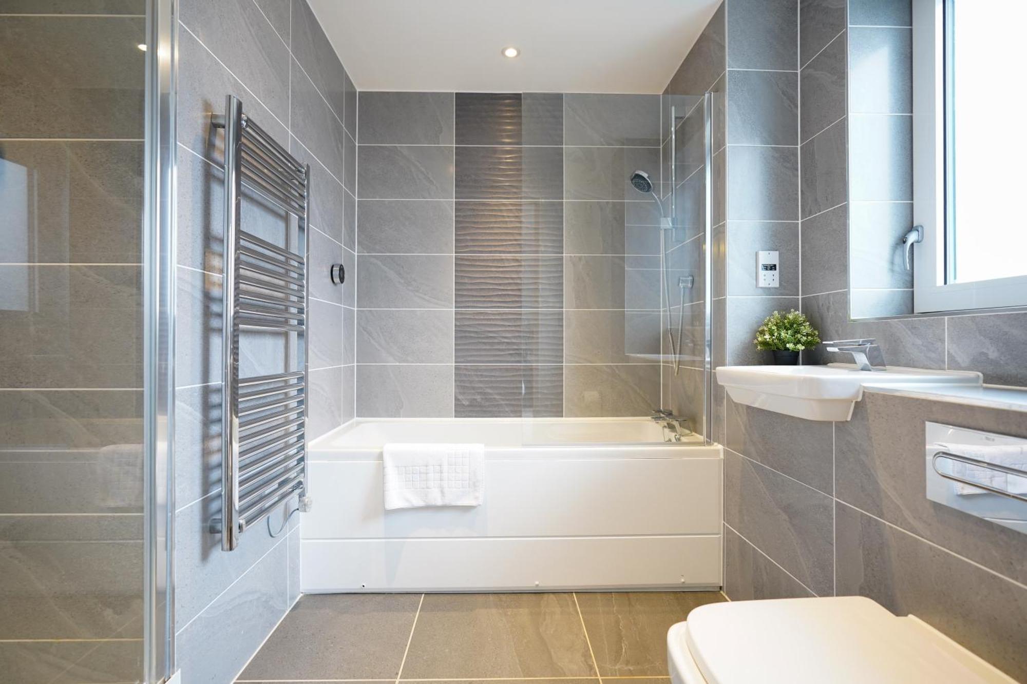 Serenity By The Water: 3 Bed 3 Bath West - Parking Londra